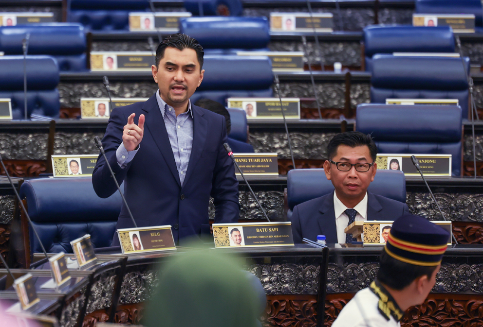 强制旅巴须配导游 政府拟修法检讨